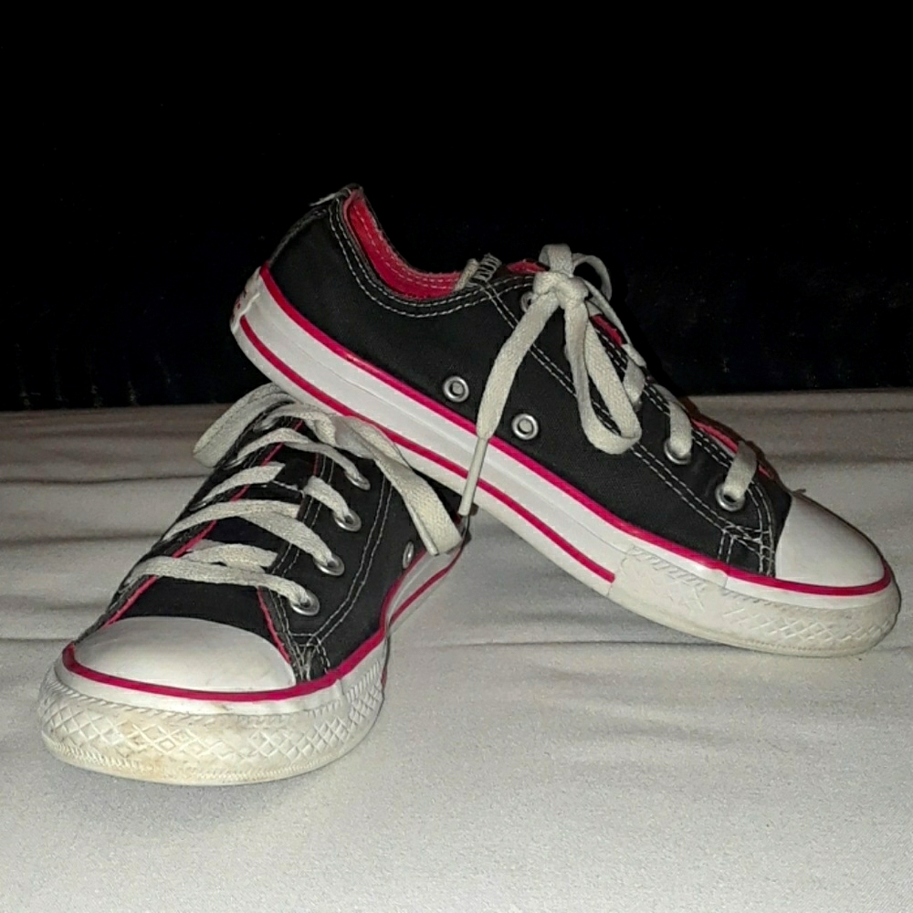Low top All Star Converse black/Pink  youth Sz 2
